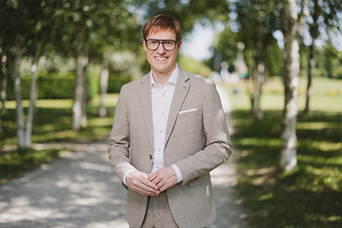 OB Kleemann informiert Oberbürgermeister Markus Kleemann lächelnd frontal